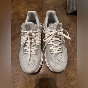 On cloud-Cloudswift-Grey and White-size 8